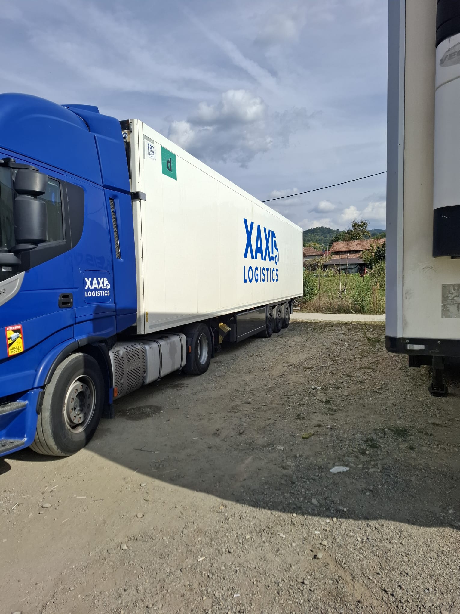 Camion frigorific XAX Logistics cu semiremorcă personalizată
