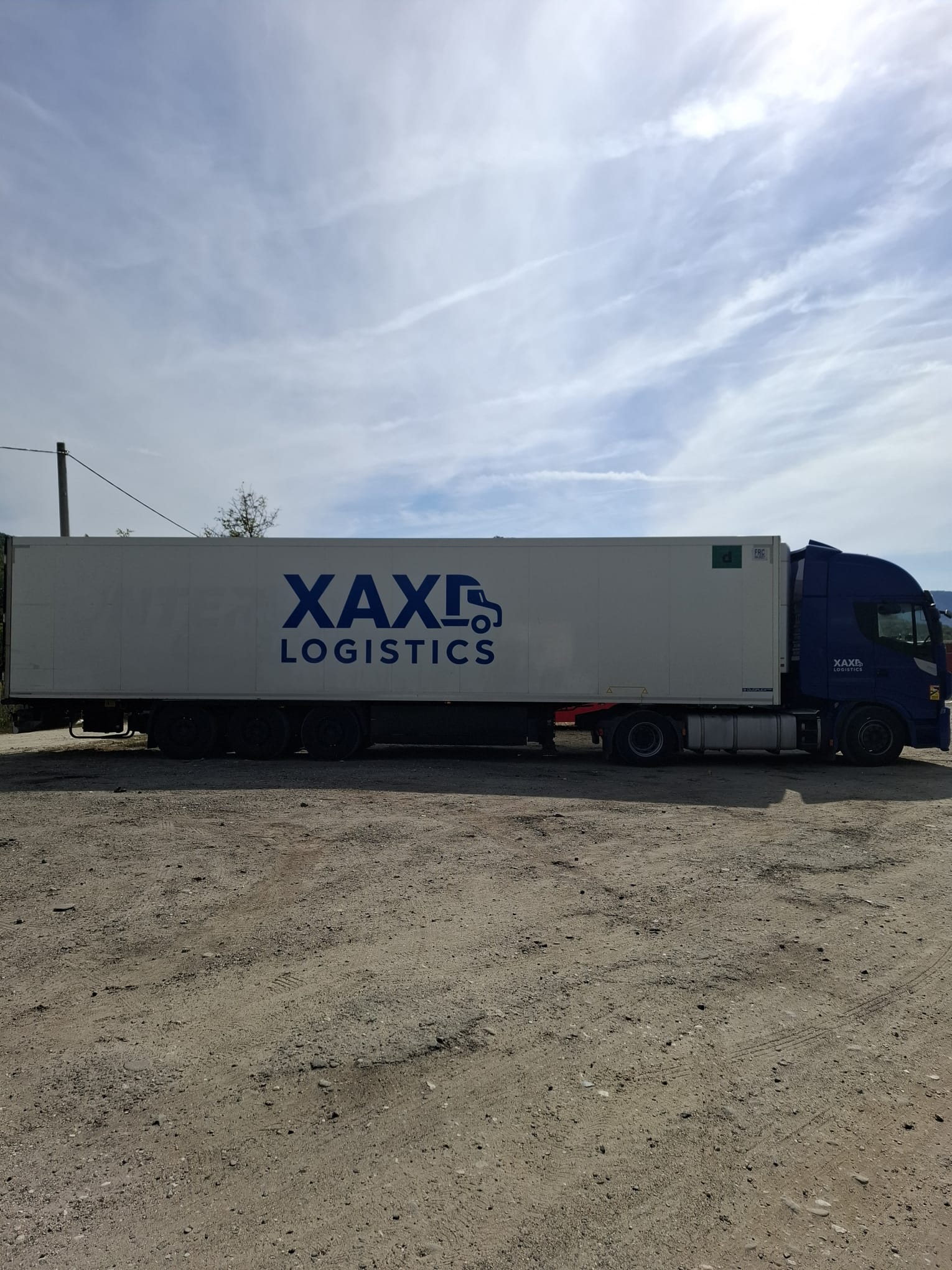 Camion XAX Logistics văzut din lateral